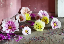 transform-your-space-with-big-paper-flowers:-a-stunning-decorative-trend